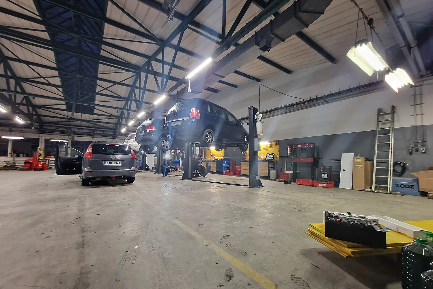 Dílna AUTO SKAVER — vůz na zvedáku ve Vysočanech