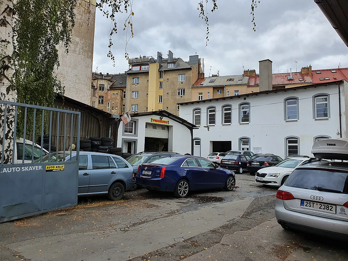 Areál AUTO SKAVER ve Vysočanech s vozy zákazníků